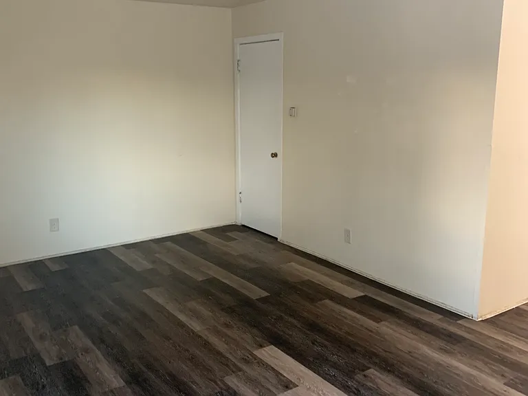 Updated 2 Bedroom in Nob Hill with Garage & Balcony — Photo 25