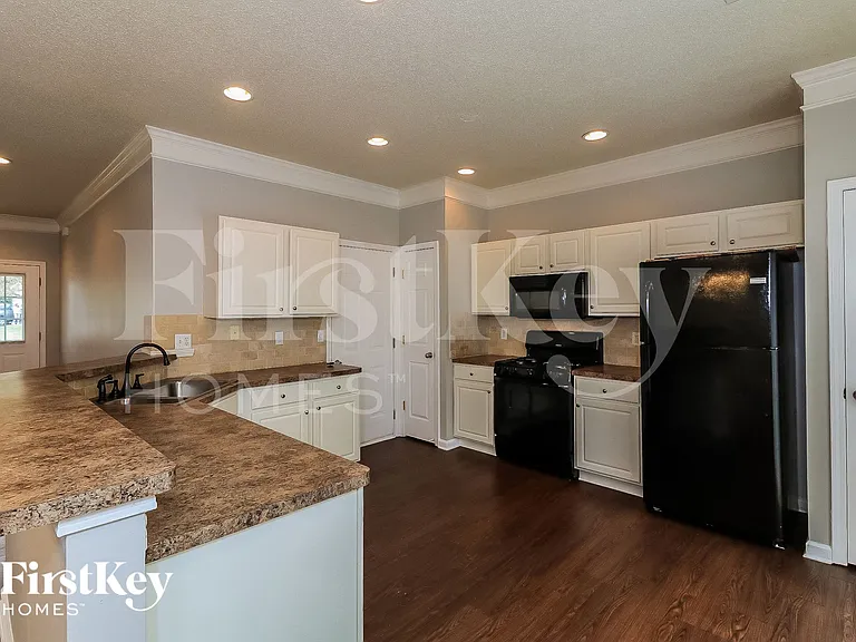 1658 Heyford Cir NW — Photo 8