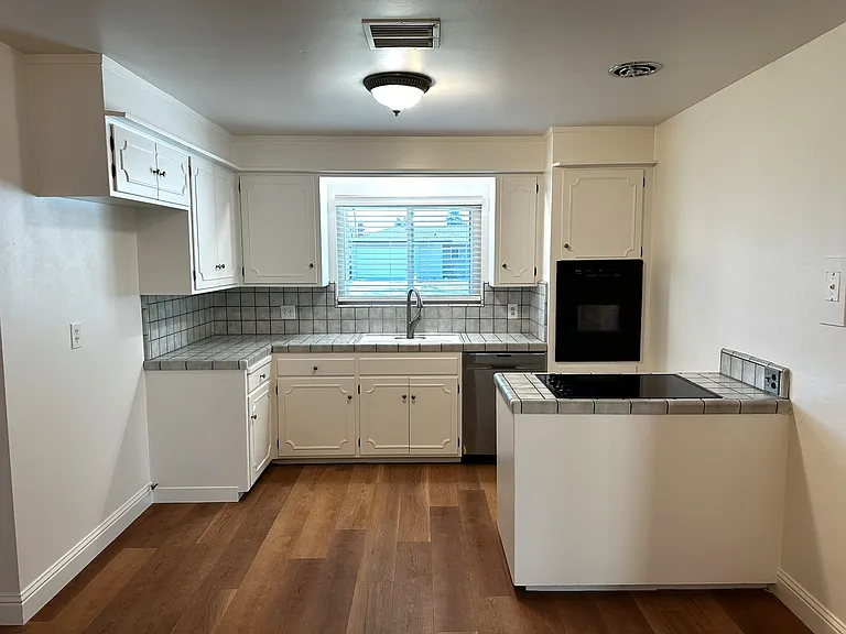 33 Russell Ave — Photo 7