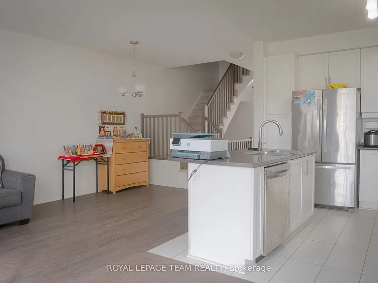 174 Hawkshaw Cres — Photo 6