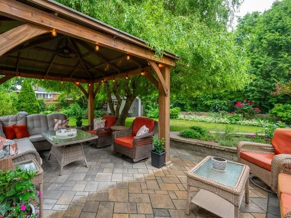 891 Garth St, Hamilton, ON L9C 4L1