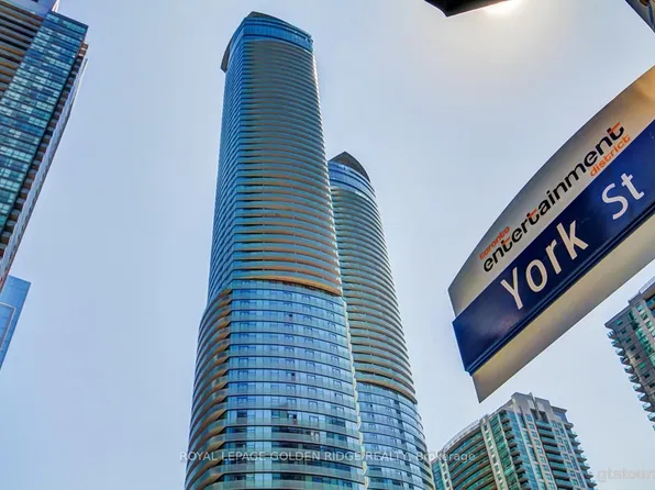 14 York St #5809, Toronto, ON M5J 0B1