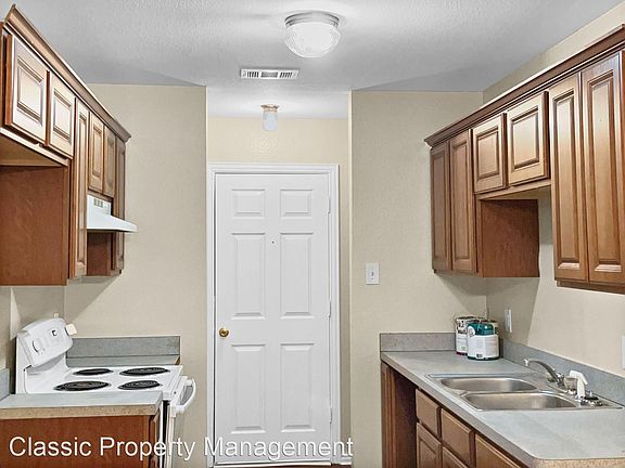 5th image of 4779 Chapman St