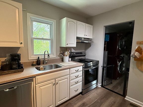 2nd image of 10406 Hillside Ln
