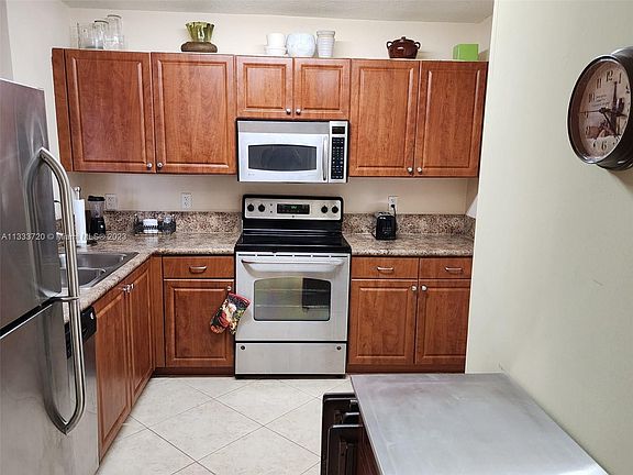 2nd image of 529 E Sheridan St #2051