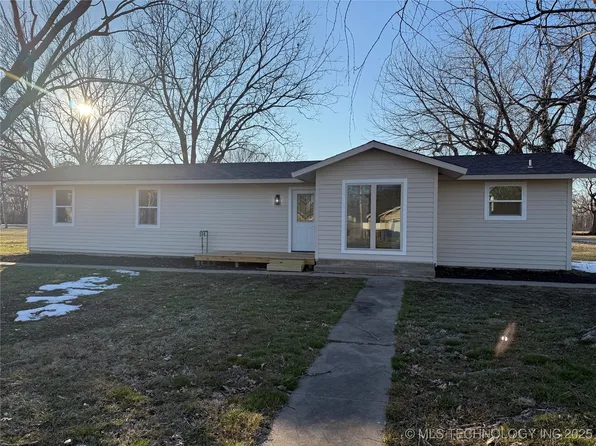 106 S Polk Ave, Wagoner, OK 74467