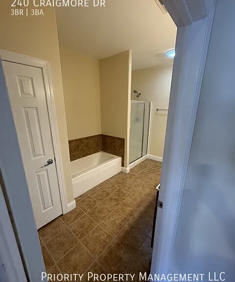 240 Craigmore Dr — Photo 27