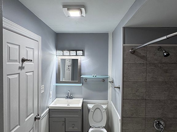 3rd image of 419 N Washington St APT 1