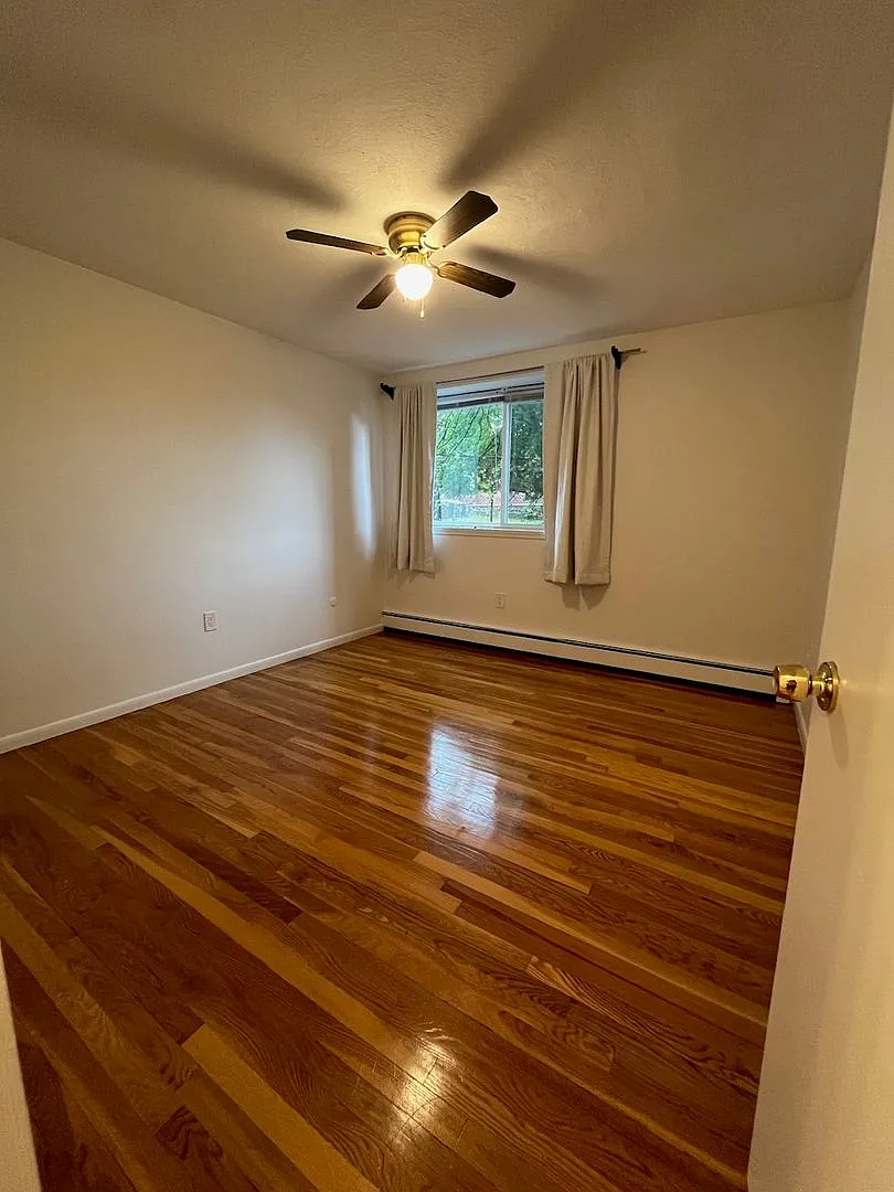 Beautiful 1 Bed - Parking Included — Photo 4