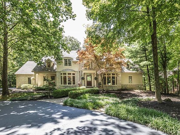 3rd image of 580 Woods Hollow Ln