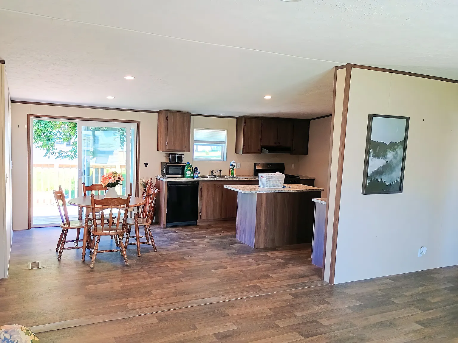 3 bed, 1152 sqft, $1,308 — Photo 2