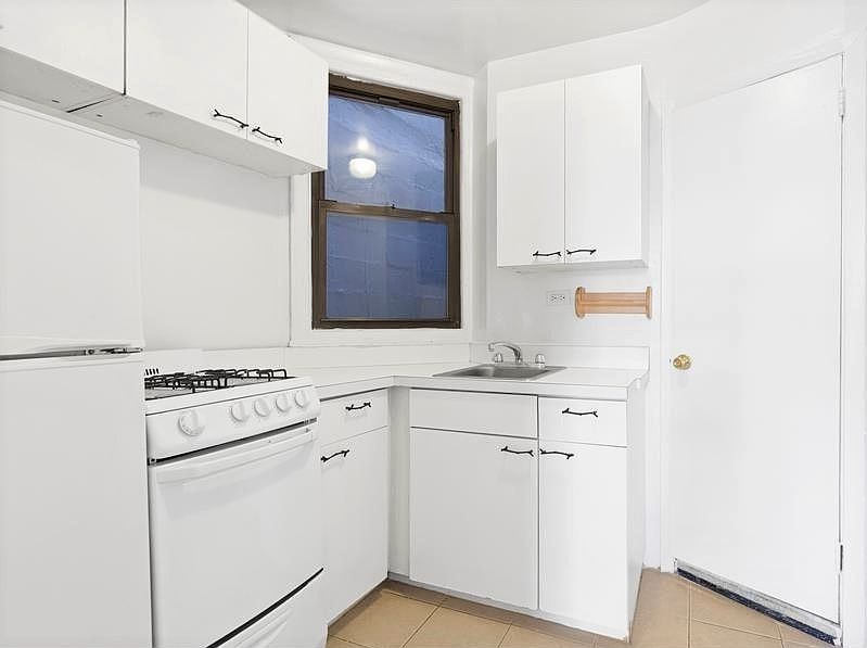 2nd image of 304 1/2 E 38th St APT 9