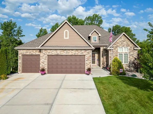 648 Shady Bend Dr, Tonganoxie, KS 66086