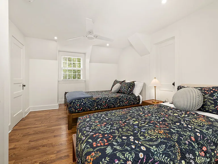W Holly St — Photo 25