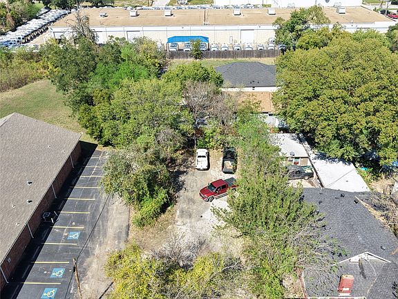 5th image of 3009 E 1st St