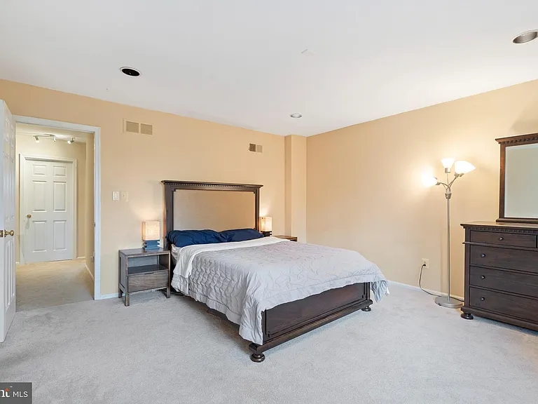 156 Eaton Dr — Photo 8