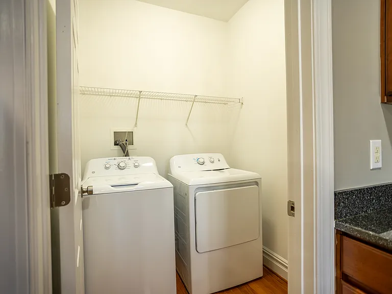 1306 W Clay St — Photo 16