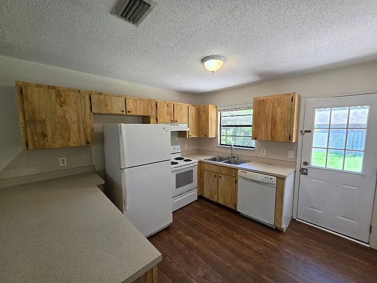 1512 Juniper Dr — Photo 2
