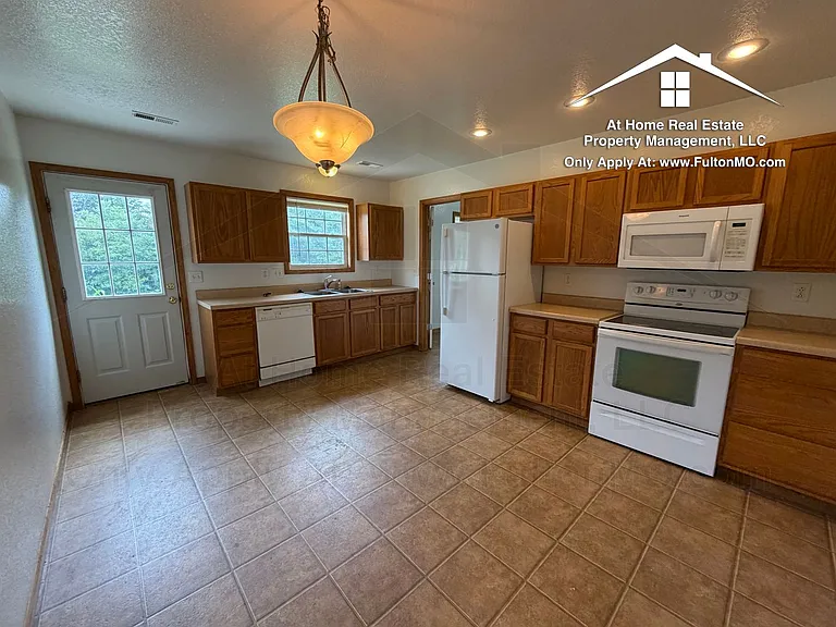 1902 Dunham Dr — Photo 7