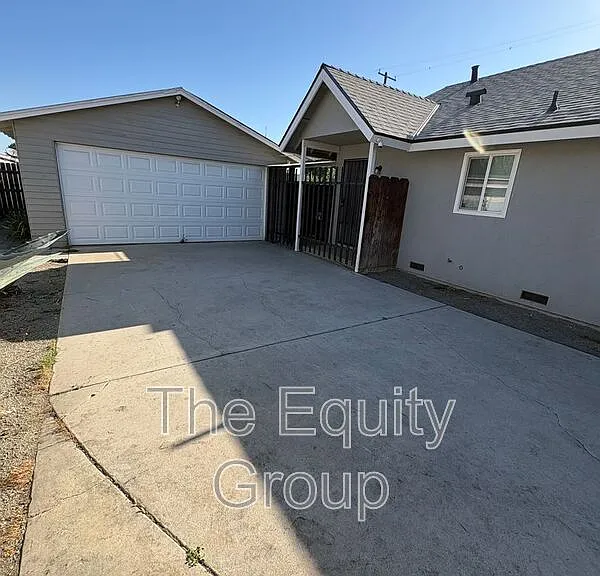 700 E Tulare Ave — Photo 2