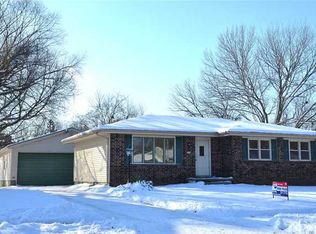 3304 Maple St, West Des Moines, IA 50265