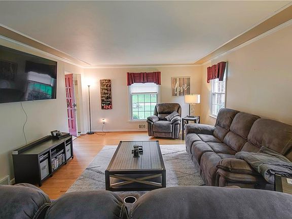 3rd image of 127 Hillary Ln