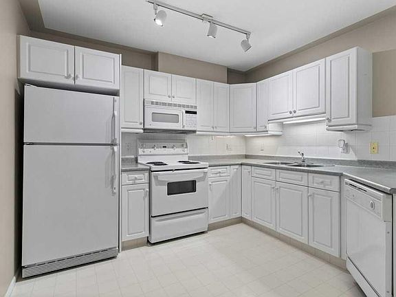 4th image of 5435 SE Lakeshore Dr #306
