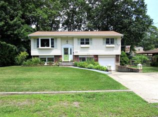 1 Yale St, Islip, NY 11751