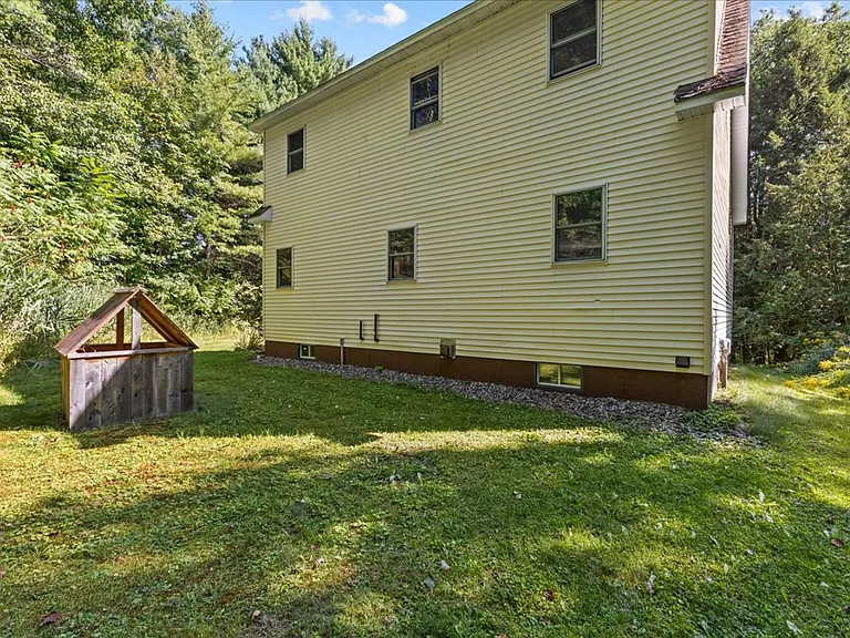 1672 Sweet Hollow Rd — Photo 7