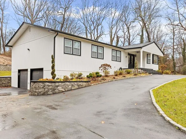 35 Farmington Lane, Melville, NY 11747