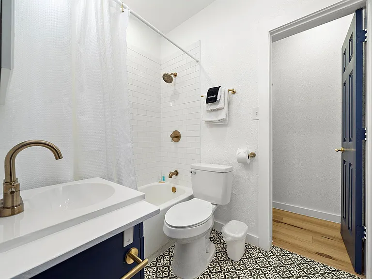 3901 Dallas St #D — Photo 9