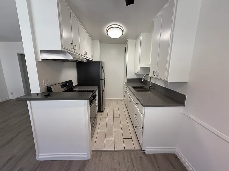 Lillian Way Apartments — Photo 24