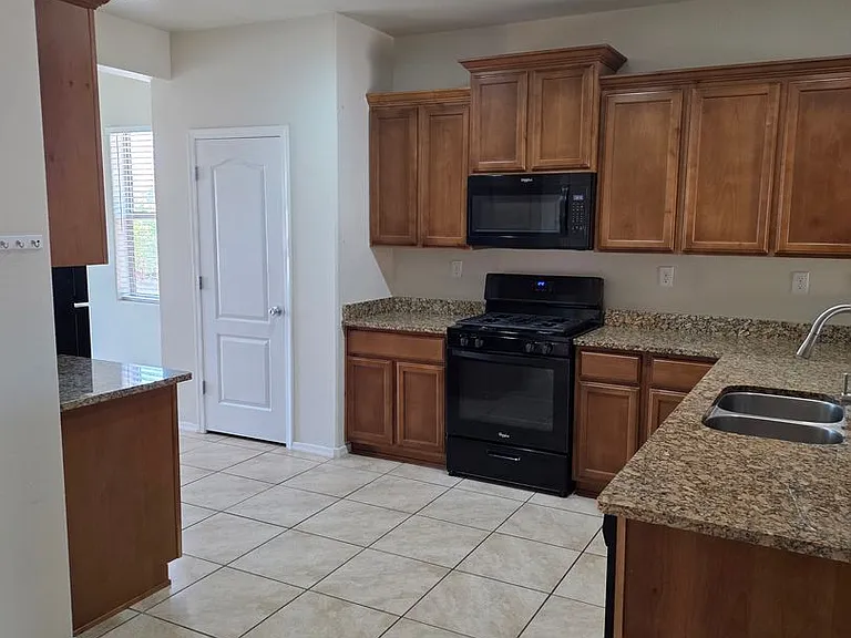 10915 Topacio St NW — Photo 2