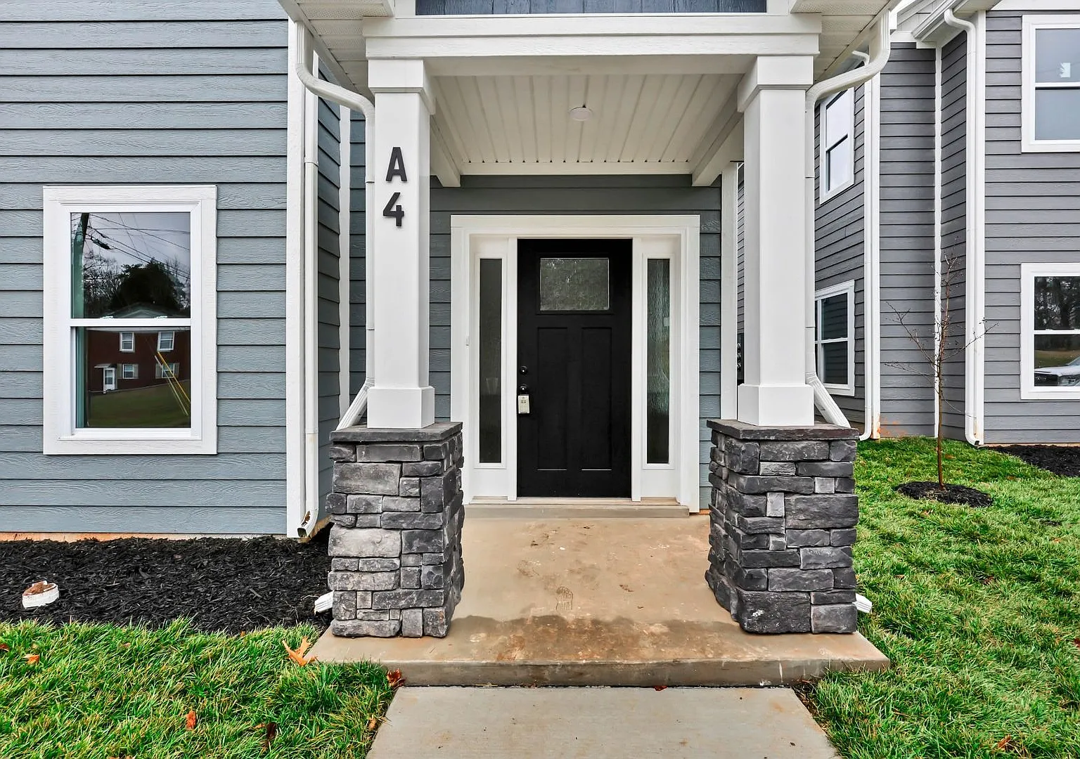 Fantastic 3 Bedroom 2 1/2 Bath Condo For Rent Near Downtown! — Photo 3