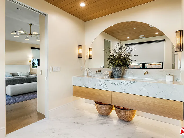 1008 S Bundy Dr — Photo 35