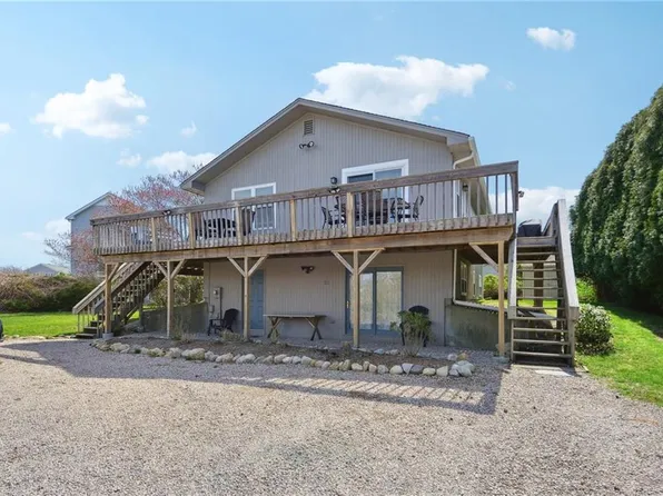 20 White Swan Dr, Narragansett, RI 02882