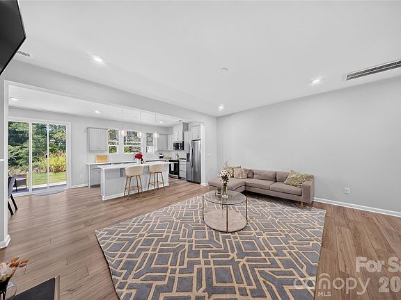5th image of 14938 Tamarack Dr