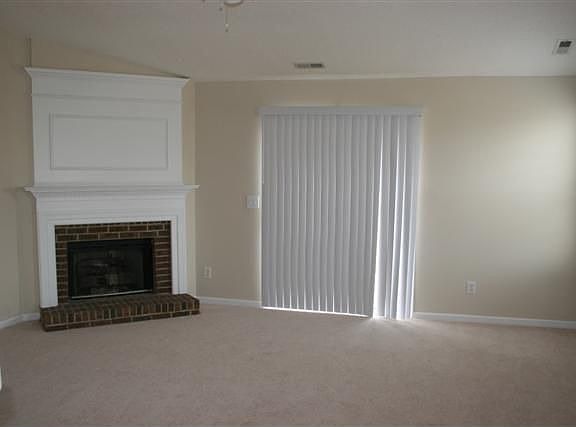Family Room w/gas fireplace