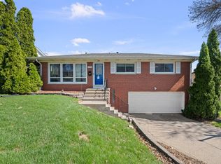 1325 Hillside Dr, Bettendorf, IA