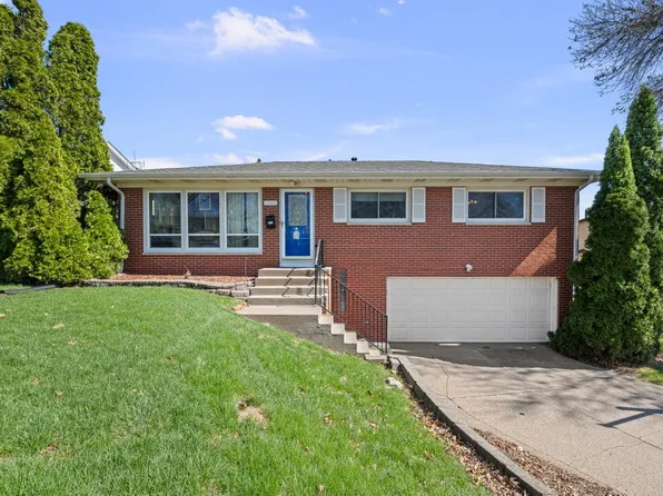 1325 Hillside Dr, Bettendorf, IA 52722