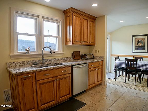 4th image of 1202 N Hillview St