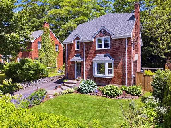 1135 Rockcliffe St, Halifax, NS B3H 3Y7