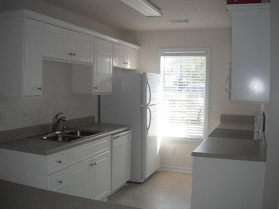 5th image of 135 Hillsborough Ln