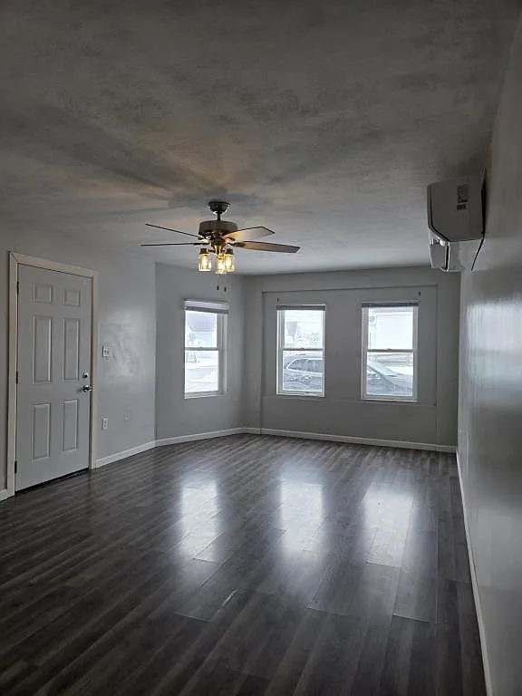 400 W Elm St, apt 1 — Photo 1
