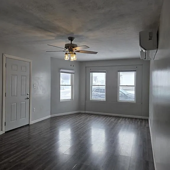 400 W Elm St #1 — Photo 1