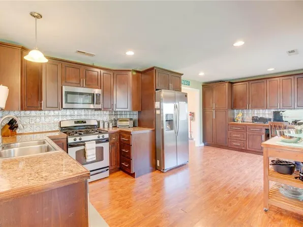 1060 Guest Dr, Virginia Beach, VA 23454