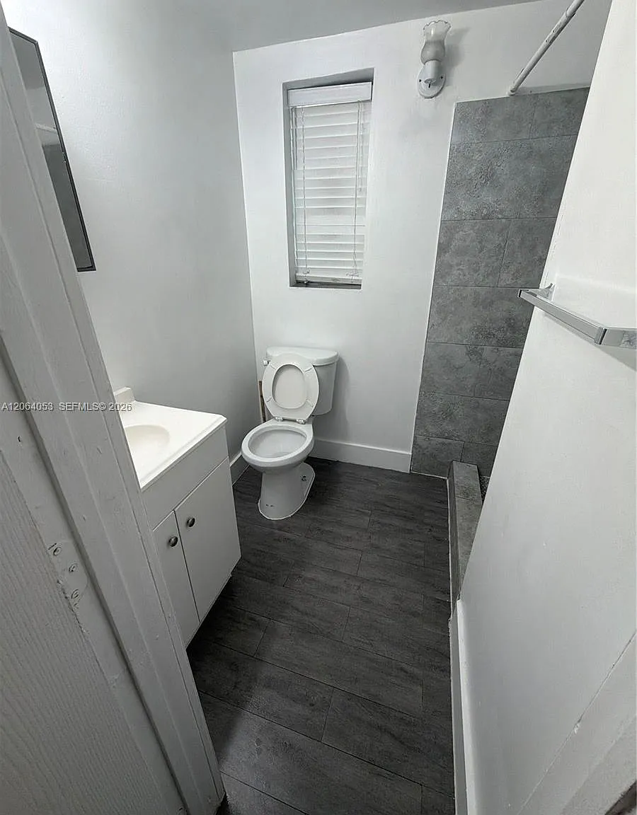 Hollywood South Side Add — Photo 3