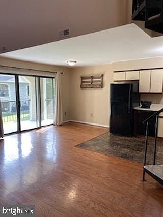 3rd image of 8 Chelmsford Ct