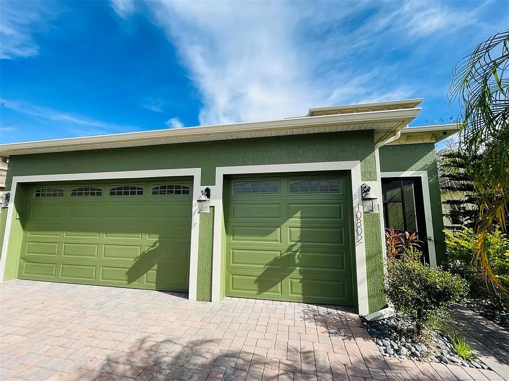 5 bed, 4.5 bath, 2889 sqft, $3,200 — Photo 2