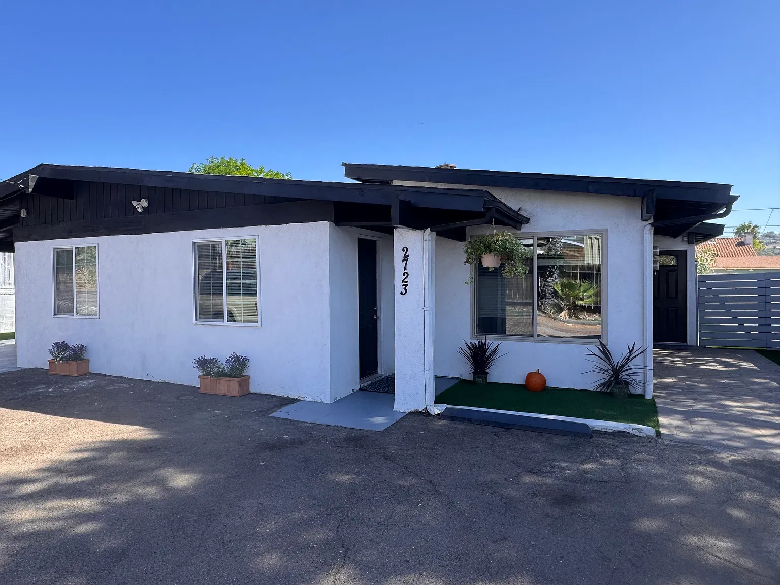 4 bed, 1300 sqft, $3,650 — Photo 1